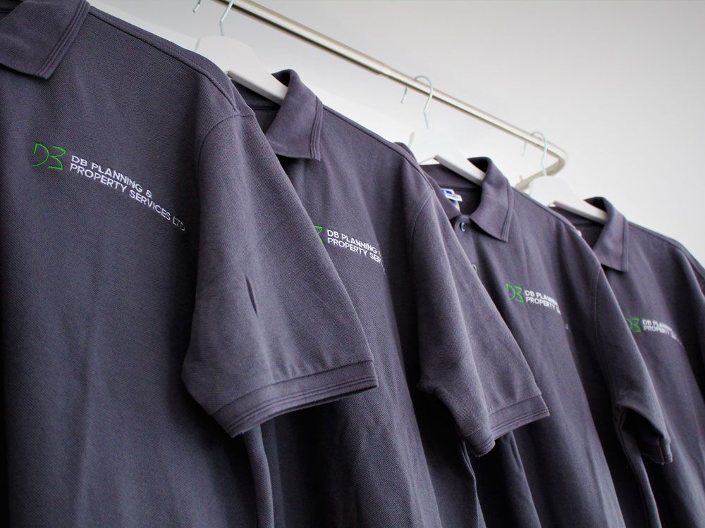 Логотип на спецодежде нанесенный методом вышивки