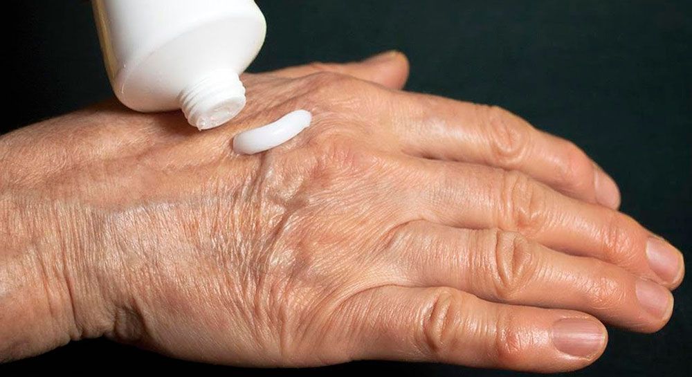 Защитные кремы для рук: виды, свойства и особенности применения